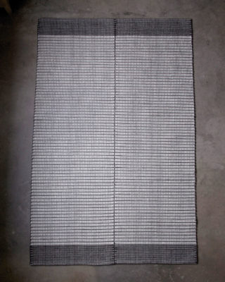 Ullmatta 130 x 205 cm i färgerna ljus svart och naturvit 100% svensk fårull, Filtmakeriet Ullspineriet i Kilafors Hälsingland.