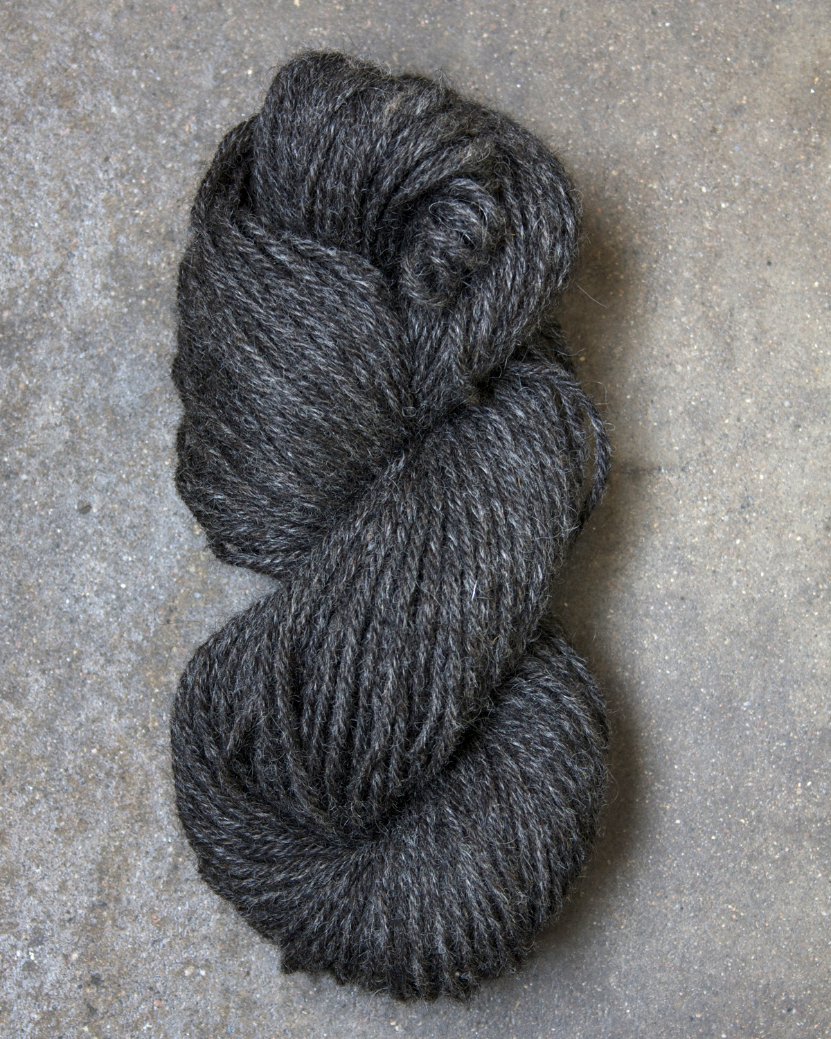 Filtmakeriets klassiska ullgarn Mörkgråbrun 4-trådigt 100 % svensk fårull