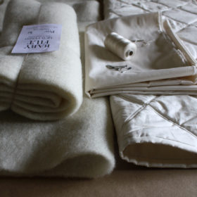 Babyfilt, quiltvadd av 100 % svensk texelull GOTS/IVN certifierat bomullstyg. Filtmakeriet
