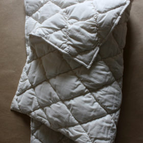 Quiltat babytäcke. Ullvadd 100 % svensk texelull, GOTS/IVN certifierat bomullstyg. Filtmakeriet