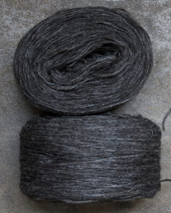 Filtmakeriets klassiska förgarn mörkgråbrun 100 % svensk fårull