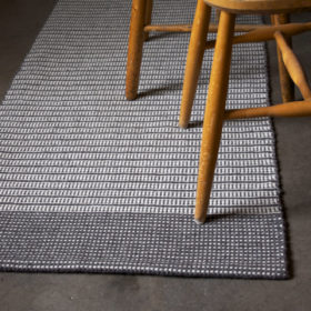 Ullmatta 65x150 cm i färgerna varmgrå och naturvit 100% svensk fårull, Filtmakeriet Ullspineriet i Kilafors Hälsingland.