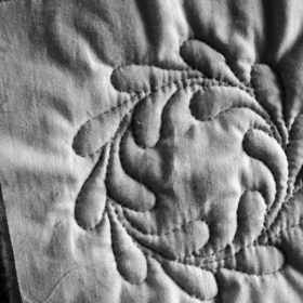 Vaddstickat materialprov. quiltvadd 100 % svensk texelull. Filtmakeriet