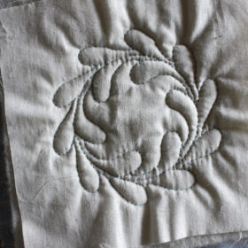 Vaddstickat materialprov. Quiltvadd 100 % svensk texelull. Filtmakeriet