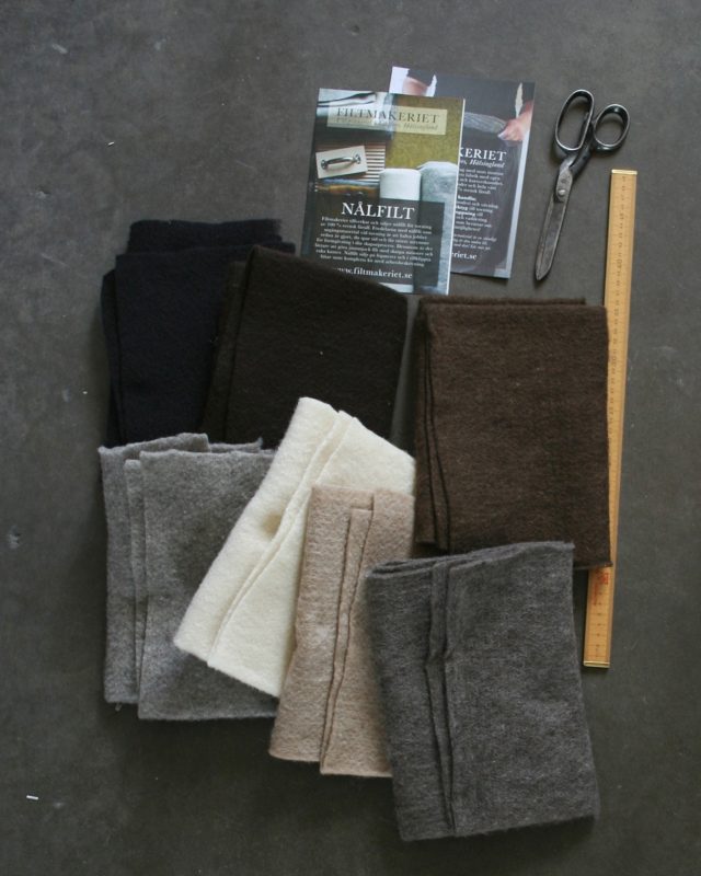 Filtmakeriets STELLA materialprov, 50x50cm. Färgad svart, natursvart, mörk brun, lJusgrå, naturvit, ljusbrun och varmgrå.. Nålfilt för tovning 100 % svensk fårull