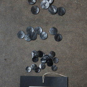Filtmakeriets metallknappar