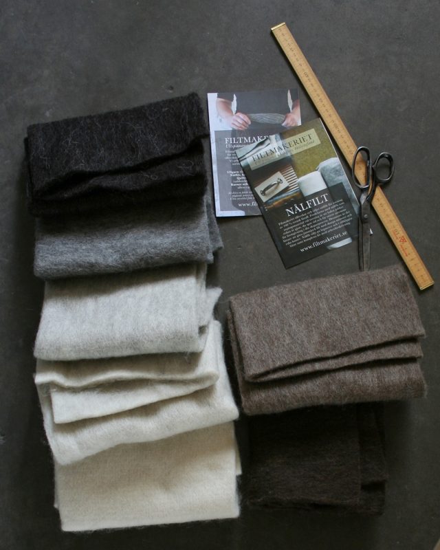 Filtmakeriets SVIA materialprov, 50x50cm. Ljus svart, grå, ljusgrå, bruten vit, naturvit, brungrå och mörkbrun. Nålfilt för tovning 100 % svensk fårull