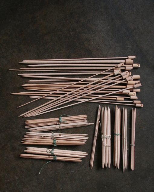 Filtmakeriet säljer Trästickor 35 cm strumpstickor 20 cm för handstickning