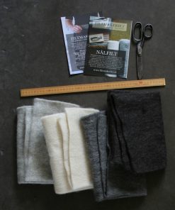 Filtmakeriets LECA materialprov, 50x50cm. LJusgrå, naturvit, grå och mörk gråbrun. Nålfilt för tovning 100 % svensk fårull