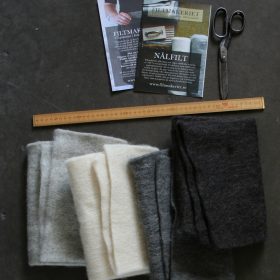 Filtmakeriets LECA materialprov, 50x50cm. LJusgrå, naturvit, grå och mörk gråbrun. Nålfilt för tovning 100 % svensk fårull