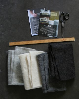 Filtmakeriets LECA materialprov, 50x50cm. LJusgrå, naturvit, grå och mörk gråbrun. Nålfilt för tovning 100 % svensk fårull