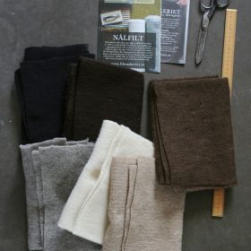 Filtmakeriets STELLA materialprov, 50x50cm. Färgad svart, natursvart, mörk brun, lJusgrå, naturvit och ljusbrun. Nålfilt för tovning 100 % svensk fårull