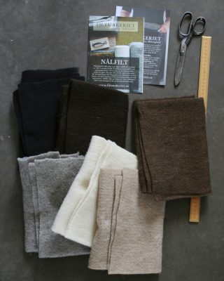 Filtmakeriets STELLA materialprov, 50x50cm. Färgad svart, natursvart, mörk brun, lJusgrå, naturvit och ljusbrun. Nålfilt för tovning 100 % svensk fårull