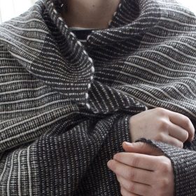 Filt med fält i 100 % svensk fårull. Vävnota och ullgarn säljs av Filtmakeriet