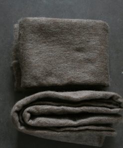 Filtmakeriets SVIA brungrå. Nålfilt för tovning av 100 % svensk fårull