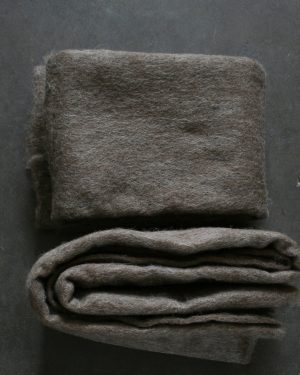 Filtmakeriets SVIA brungrå. Nålfilt för tovning av 100 % svensk fårull