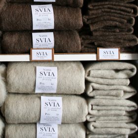 Filtmakeriets SVIA brungrå och bruten vit. Nålfilt för tovning av 100 % svensk fårull