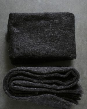 Filtmakeriets SVIA ljus svart. Nålfilt för tovning av 100 % svensk fårull