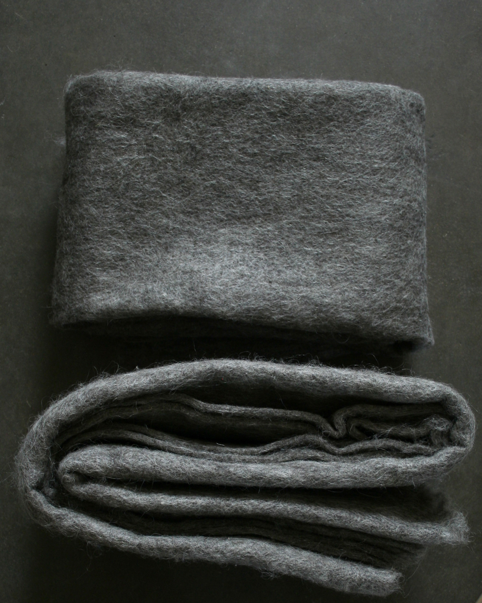 Filtmakeriets SVIA varm grå. Nålfilt för tovning av 100 % svensk fårull