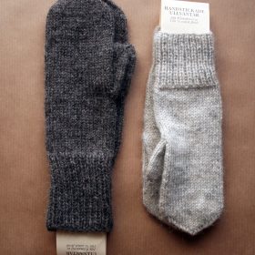 Handstickade ullvantar (dam) i Filtmakeriets Alice. 3-trådigt ullgarn, tillverkat i Kilafors, Hälsingland. 100 % svensk fårull.