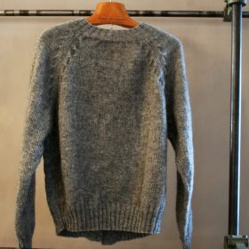 Handstickad raglankofta i Filtmakeriets klassiska ullgarn (2-trådigt) tillverkat i Kilafors Hälsingland. 100 % svensk fårull.