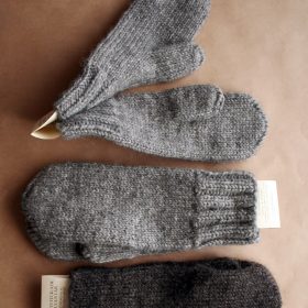 Handstickade ullvantar (dam/herr) i Filtmakeriets Lovikka garn. Tillverkat i Kilafors, Hälsingland. 100 % svensk fårull.