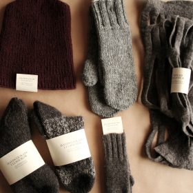 Nyheter i vår webbshop - för dig som vill glädjas eller glädja någon annan med handgjorda produkter av 100 % svensk fårull! Hos oss kan du hitta unika plagg (stickade, handvävda och tovade) att värma sig med nu när dagarna blir kalla!