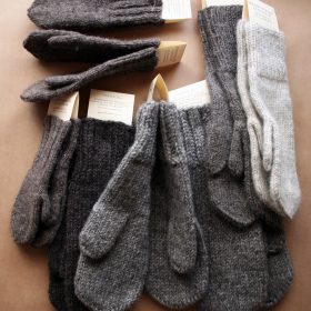 Handstickade ullvantar i Filtmakeriets Alice, lovikka och finullsgarngarn, tillverkat i Kilafors, Hälsingland. 100 % svensk fårull.